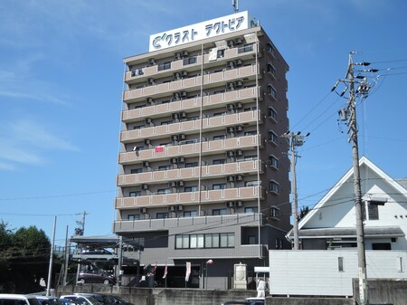 １０階建て　屋上のクラスト　テクトピアの看板が目印