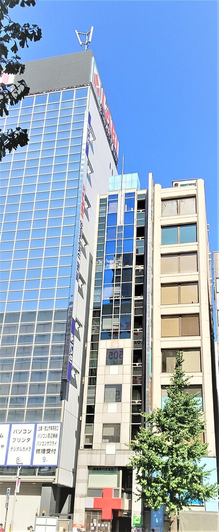 JR新宿駅南口より徒歩１分、甲州街道沿いのビルの７階になります！