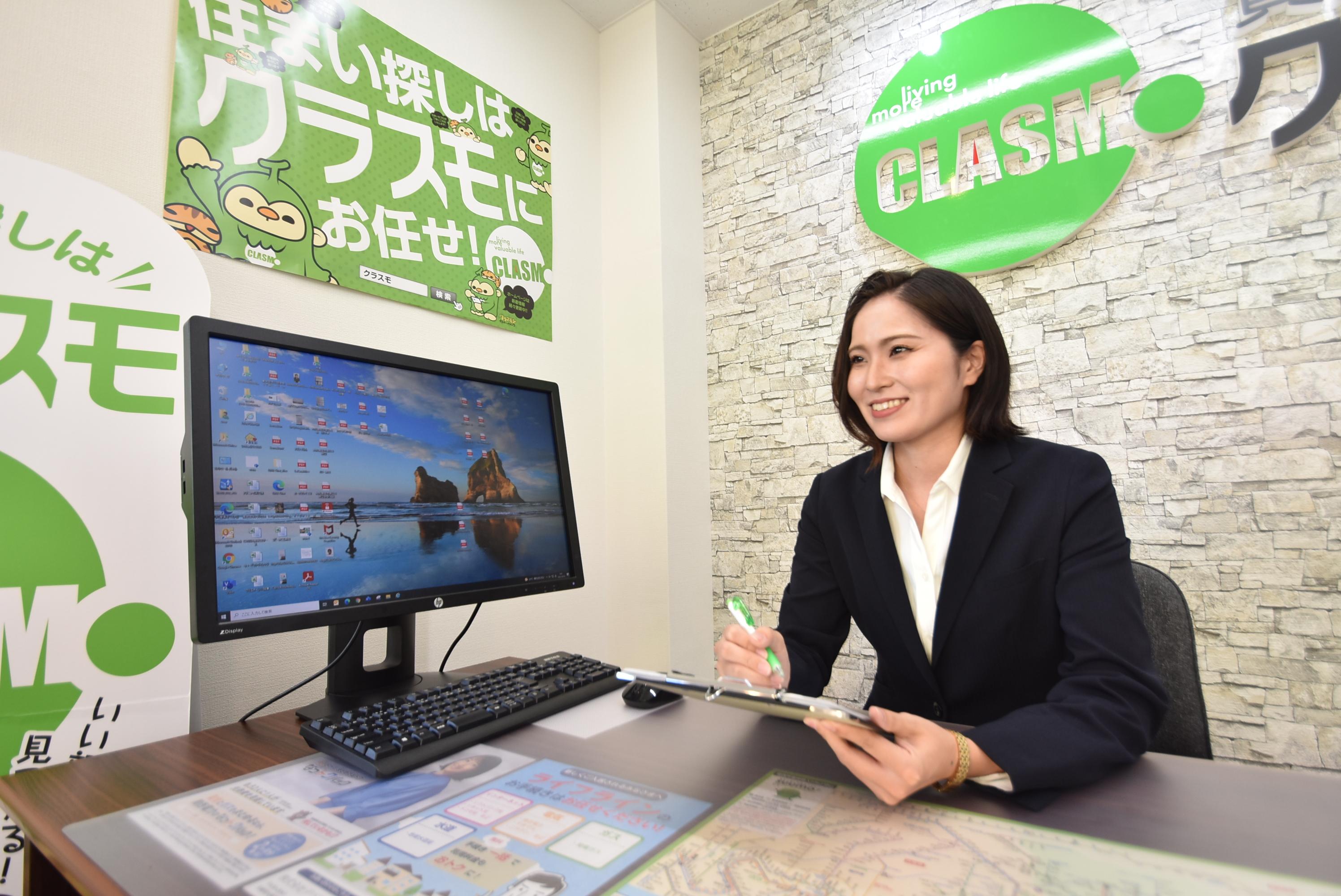 店舗スタッフ接客写真