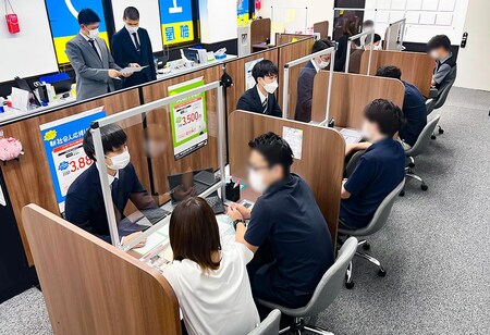 カウンターでの接客風景