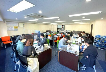 カウンターでの接客風景