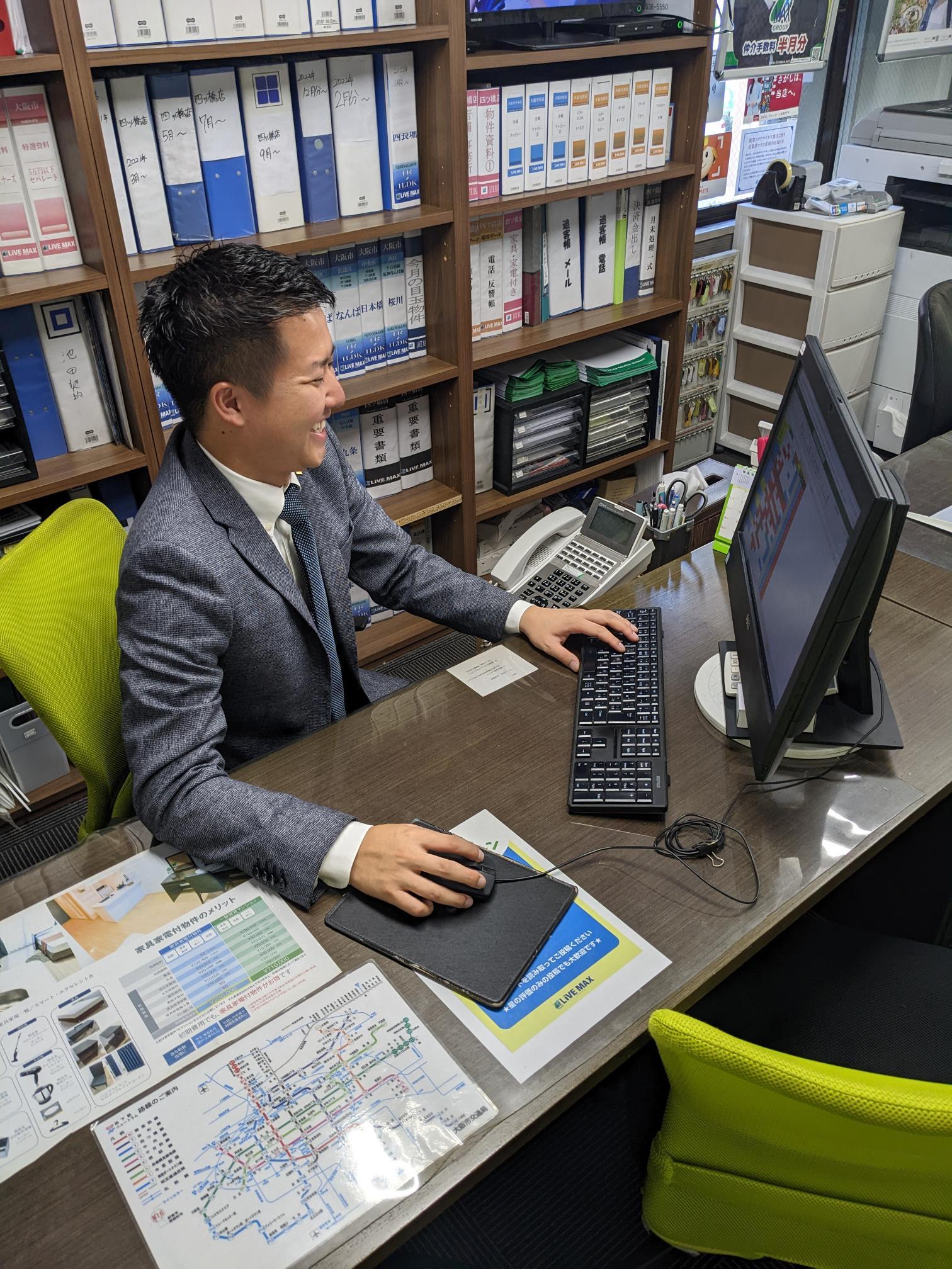 店舗スタッフ接客写真
