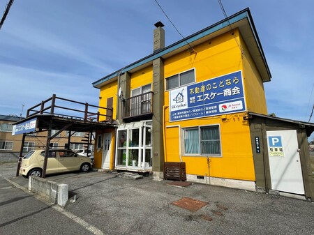 黄色の壁が目印です！店舗前の他、建物左の駐車場もご利用ください。