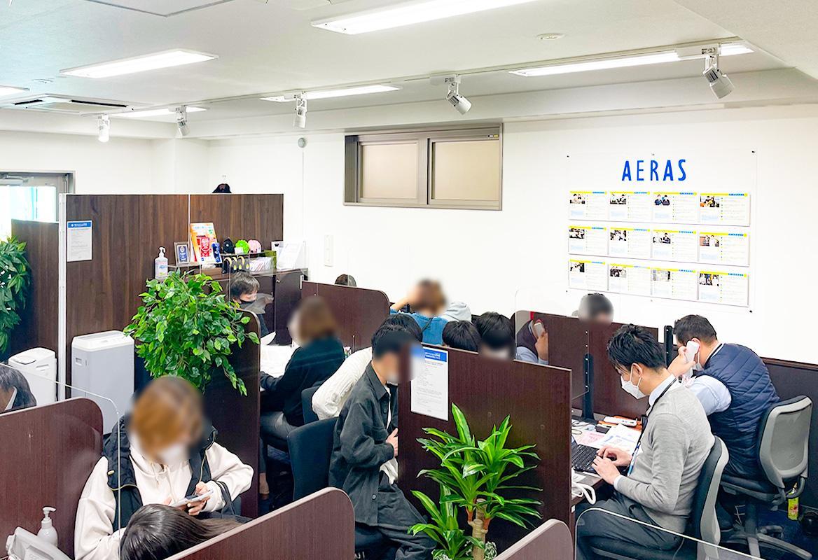 店舗スタッフ接客写真