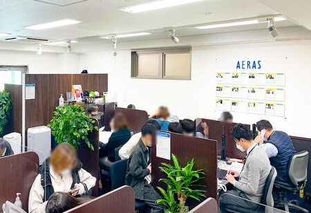 カウンターでの接客風景