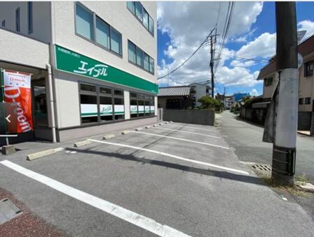 お客様用駐車場は8台分ございます。駐車しやすい場所にお停めください。