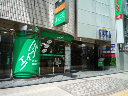 福島駅東口徒歩３分の店舗です。隣に東邦銀行様、向かいに中合様がございます。