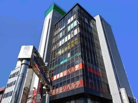 木更津駅東口徒歩1分の所に当店は御座います。お車でお越しの方は当店ビル裏側に無料駐車場が御座います。