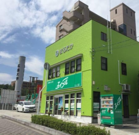広島大学と郵便局の目の前の緑の看板が目印です。