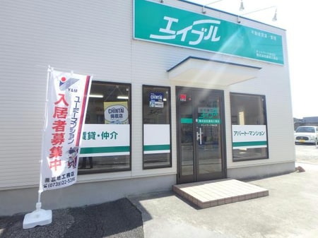 田辺駅裏、熊野街道424号線愛宕トンネル南側、裏地工務店に隣接しています。