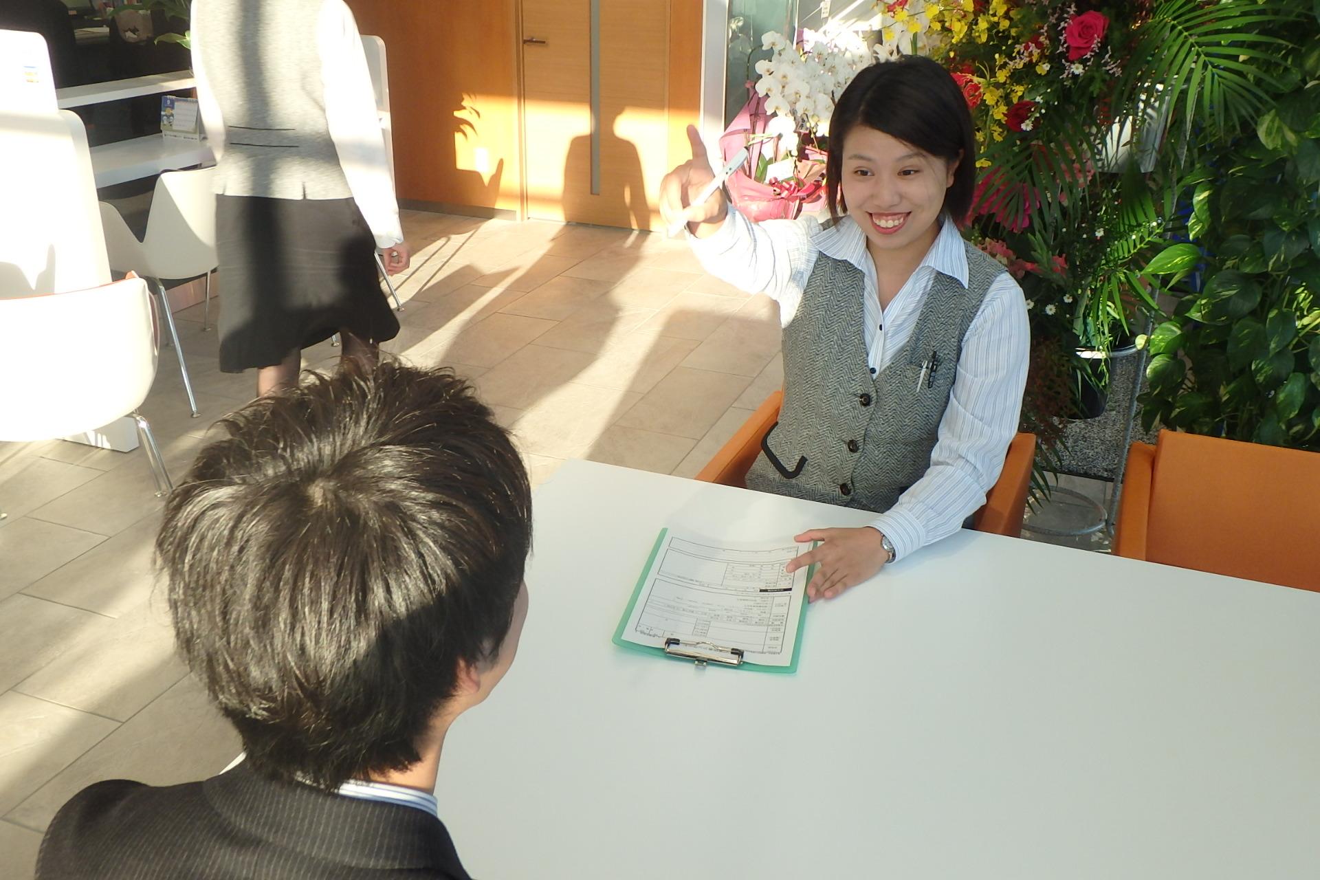 店舗スタッフ接客写真