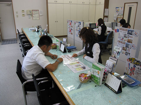 店舗スタッフ接客写真