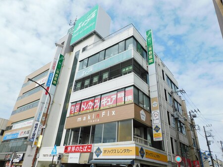 JR内房線五井駅西口のロータリー沿いに当店がございます。大きな屋上看板が目印です。