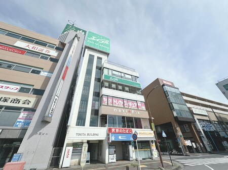 JR内房線五井駅西口のロータリー沿いに当店がございます。大きな屋上看板が目印です。