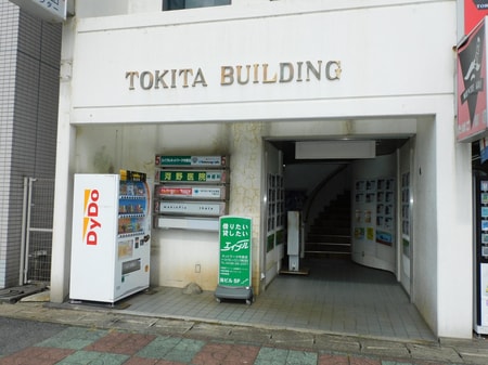 時田ビル5階に店舗がございます。1階奥にエレベーターがございます。
