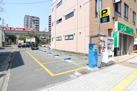 ※お店すぐ横にコイン駐車場有り、１時間分無料で皆様のご来店お待ちしております。