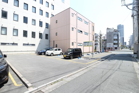 浜松市内にお住まいの方皆様も、お車でお越しの際は、西へ5０ｍの所に提携駐車場も有ります。