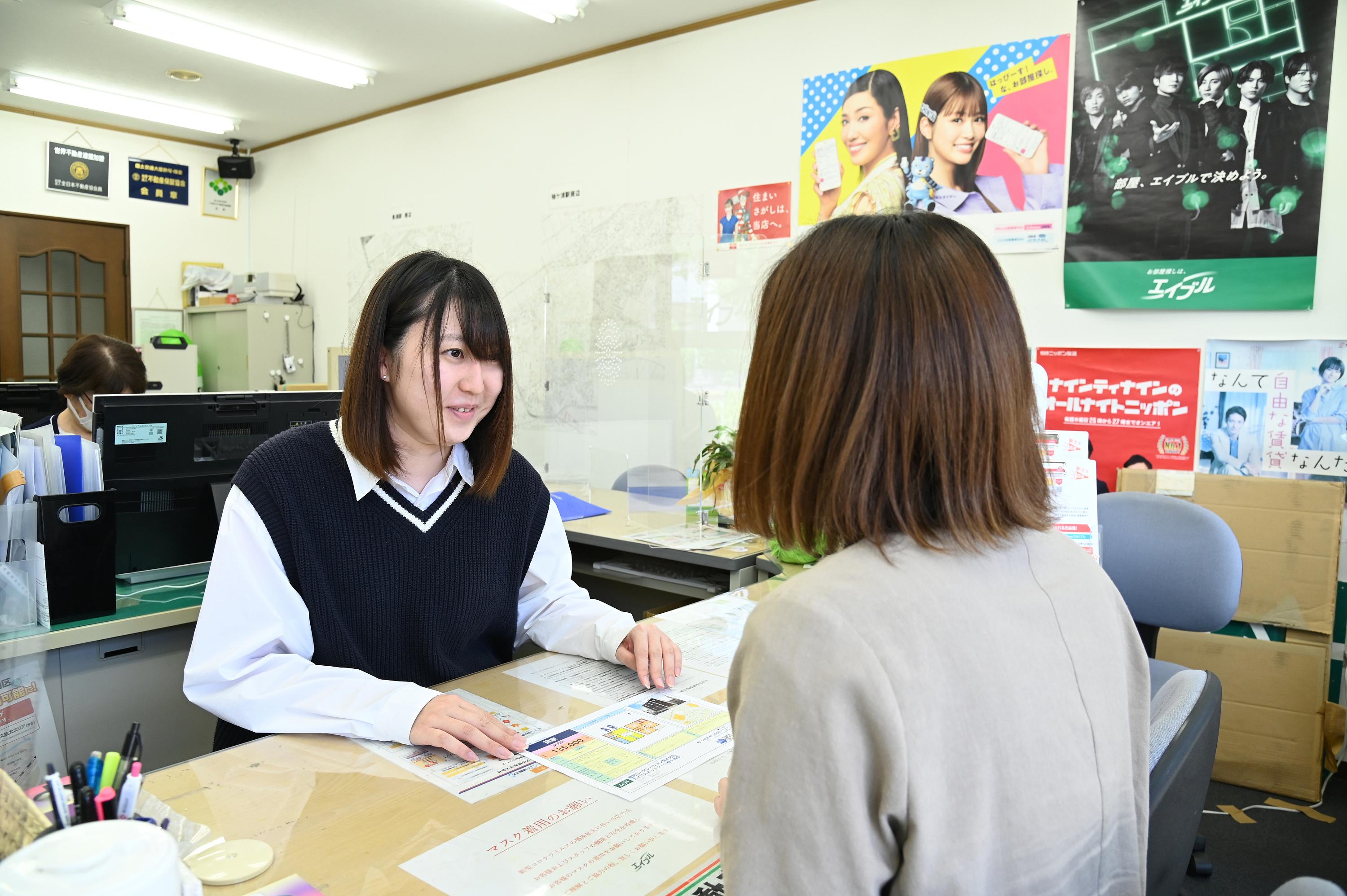 店舗スタッフ接客写真