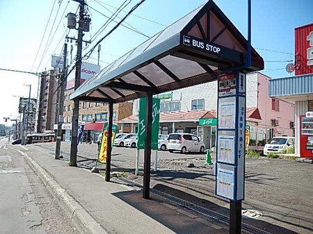 店舗前にはバス停があるので交通も便利です。
