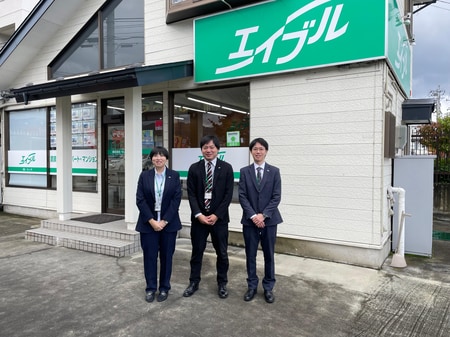 フレッシュなスタッフが元気いっぱいお客様に気に入っていただけるお部屋のご紹介をいたします(^^)/