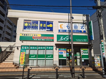 ＪＲ勝川駅北口を出て徒歩2分。2階建てのビルです。目印は緑の看板です。