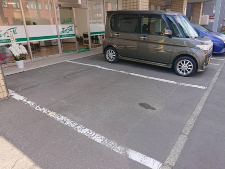 建物前面に駐車場がございます！