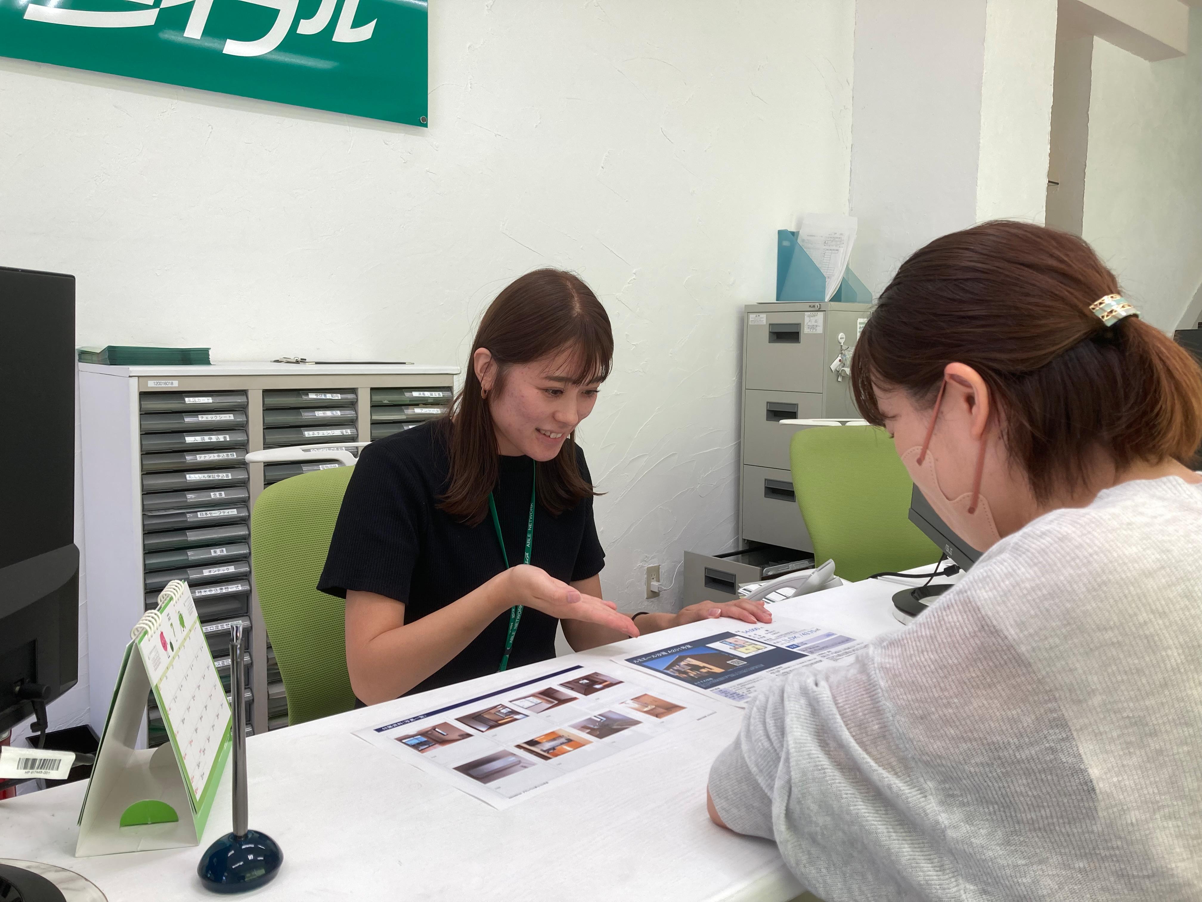 店舗スタッフ接客写真