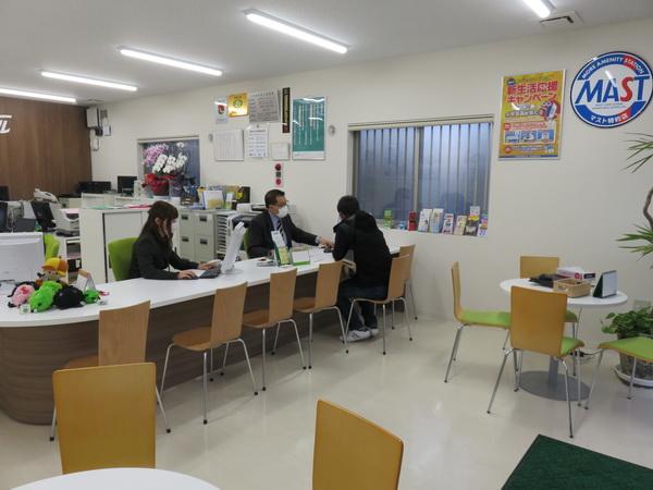 店舗スタッフ接客写真