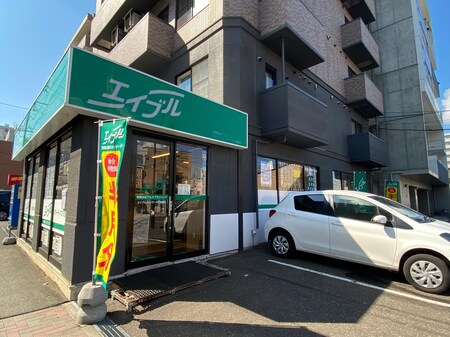 札幌市電「行啓通」駅西隣です。物件北面にお客様用駐車場3台完備しております。