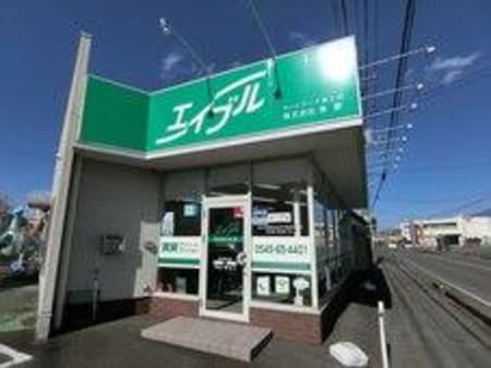 富士駅北側の富鷹線沿いにございます。目の前のTSUTAYA八幡町店さんが目印です！