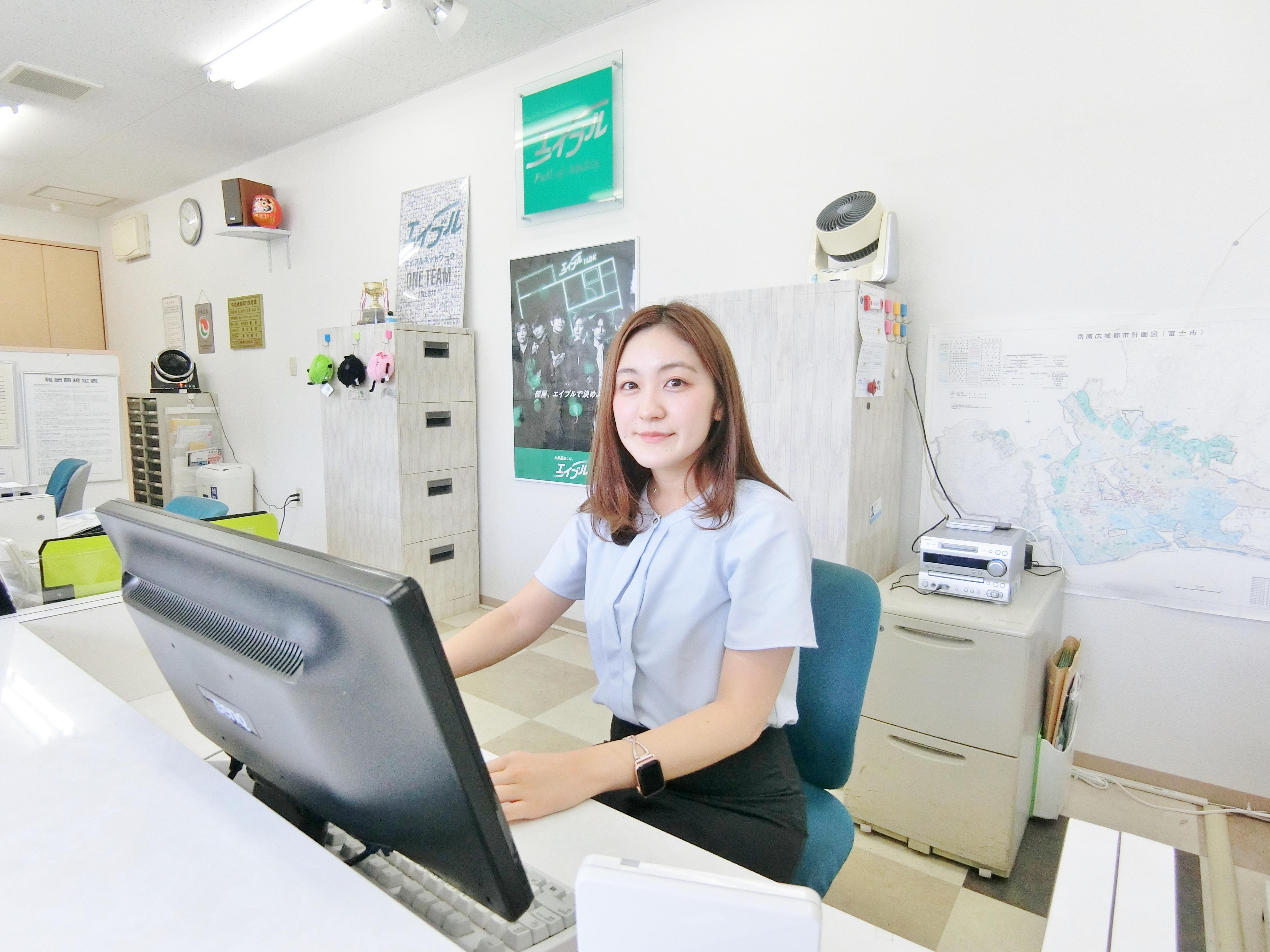 店舗スタッフ接客写真