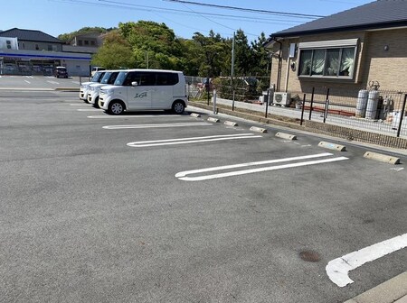 店舗前には広々駐車場♪