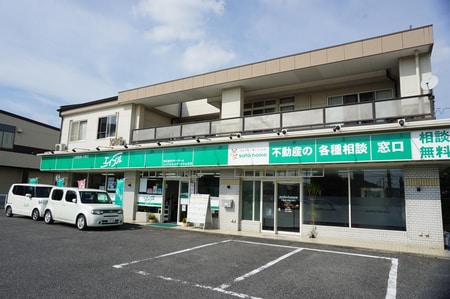 賃貸関連のお客様は、店舗向かって左側の入り口になります。