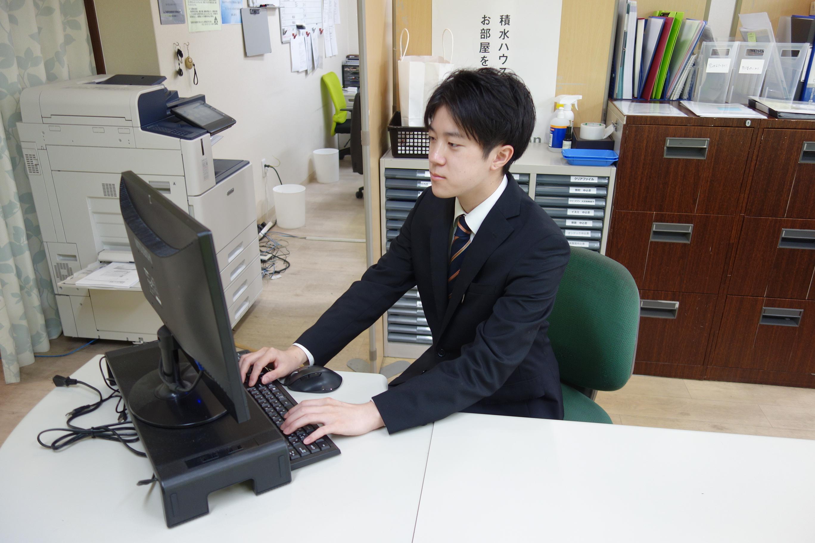 店舗スタッフ接客写真