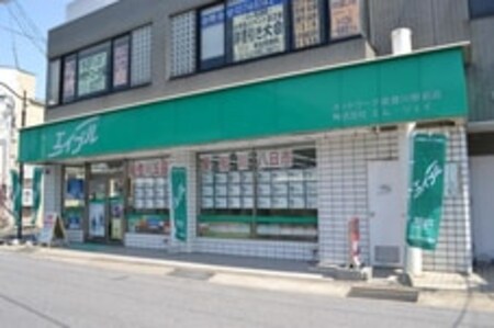 ＪＲ能登川駅東口を降りて頂いた目の前にある店舗です。緑の看板が目印です。