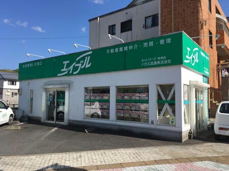 国道206号線沿いのヤマダ電機 時津店さんの斜め向かい側。緑の看板で“エイブル”が目印です。