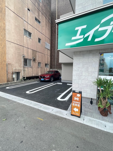 お客様駐車場です。従業員の車の前にも駐車可能です。