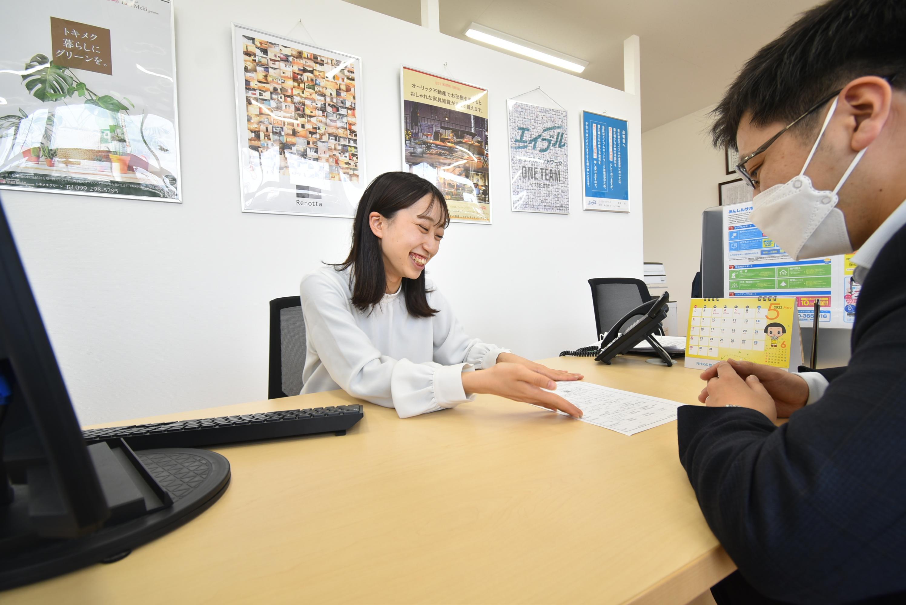 店舗スタッフ接客写真