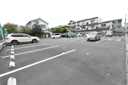 駐車場は5台あります♪⑨⑩⑪⑫⑬にお止めください☆お車でのご来店も安心♪