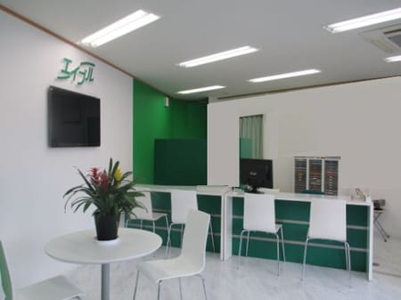 店内の物件掲示スペースをゆっくりとご覧ください。