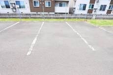 物件外観写真2　(駐車場)