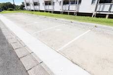 物件外観写真2　(駐車場)