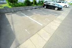 物件外観写真2　(駐車場)
