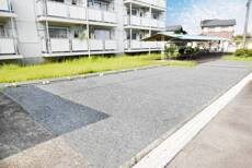 物件外観写真2　(駐車場)