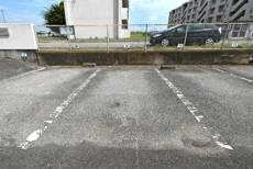 物件外観写真2　(駐車場)