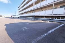 物件外観写真2　(駐車場)