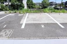 物件外観写真2　(駐車場)