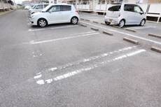 物件外観写真2　(駐車場)