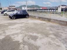 物件外観写真2　(駐車場)