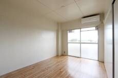 物件内観写真4　(居室・リビング)